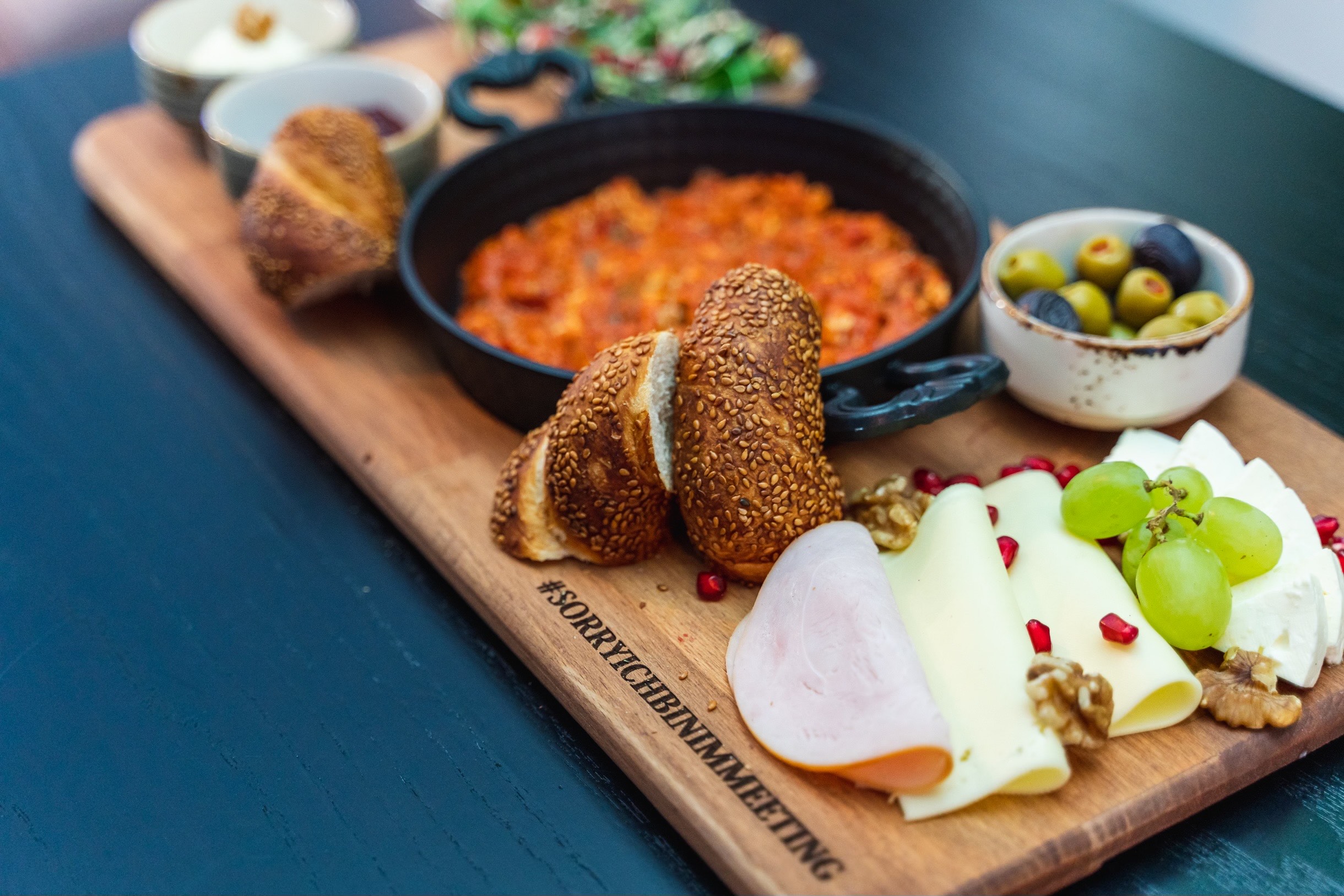 Frühstücksbrett mit Menemen, Simit, Käse, Aufschnitt, Oliven und Salat bei Die Brunchery Dortmund