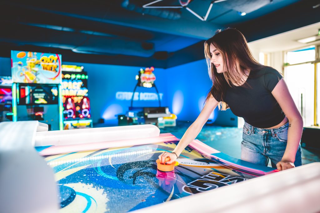 Person spielt Airhockey im Game Night Kerpen