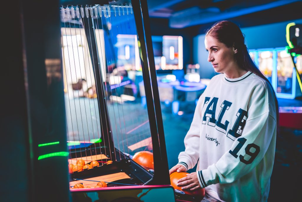 Person spielt Basketball an einer Arcade-Maschine im Game Night Kerpen