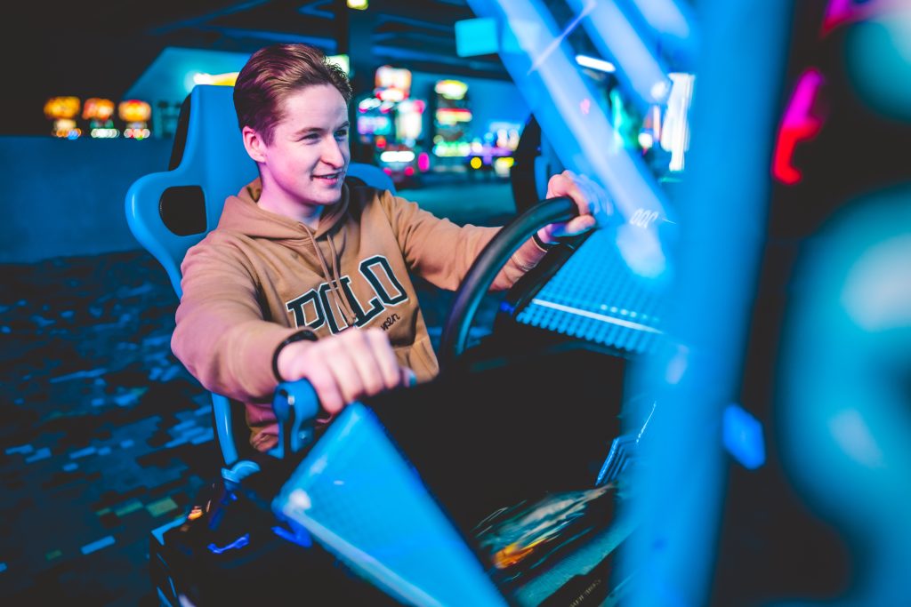 Person beim Sim-Racing Erlebnis im Game Night Kerpen