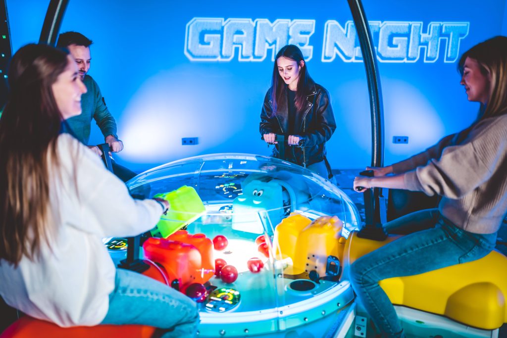 Personen spielen ein interaktives Spiel im Game Night Kerpen