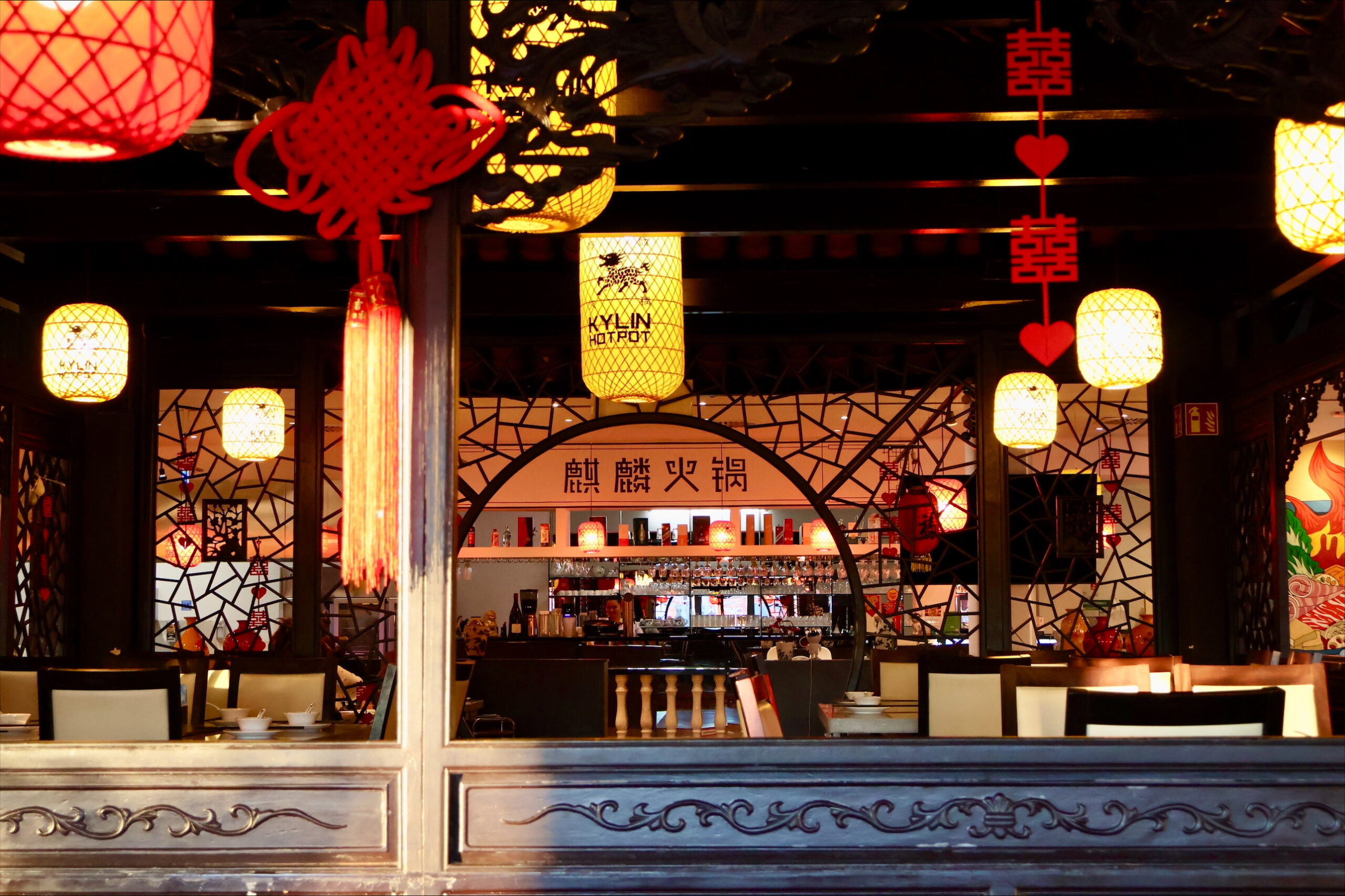 Detailansicht des stilvollen Barbereichs im Kylin Hotpot Dreieich mit chinesischer Dekoration und beleuchteten Lampions