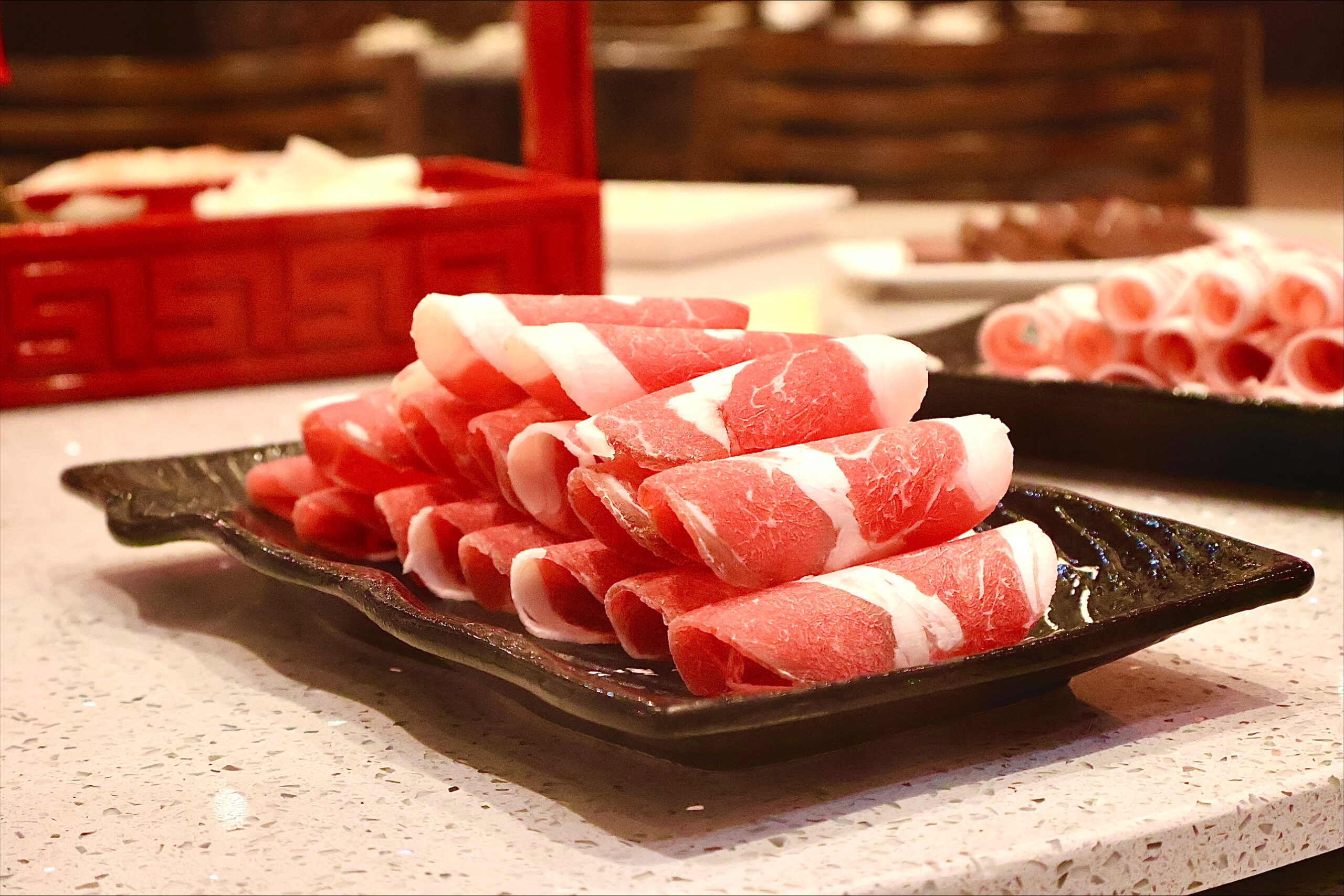 Frisch angerichtete Fleischplatte mit dünn geschnittenem Rindfleisch im Kylin Hotpot Dreieich