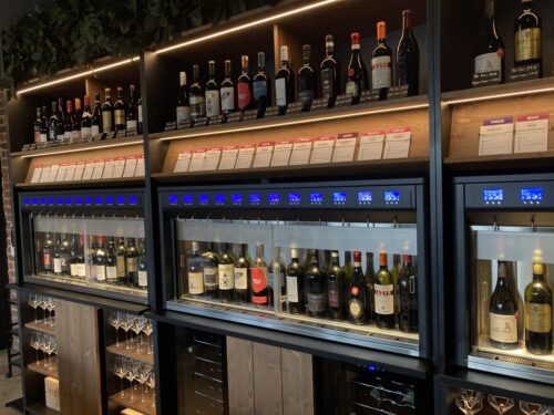 Moderne Weinwand mit verschiedenen Flaschen und Gläsern im Le Kork Bochum