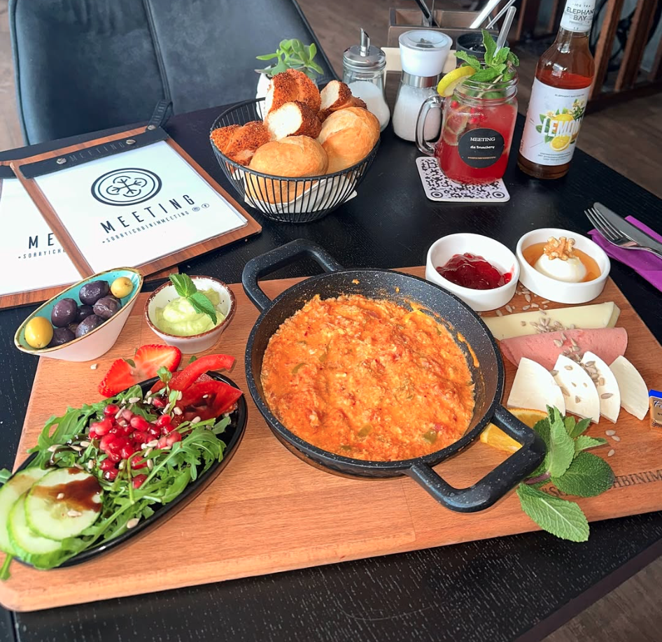 Reichhaltiges Frühstücksbrett mit verschiedenen herzhaften und süßen Spezialitäten bei Meeting Die Brunchery Dortmund