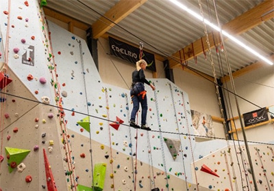 Person balanciert im Hochseilgarten der Freizeitwelt Sauerland