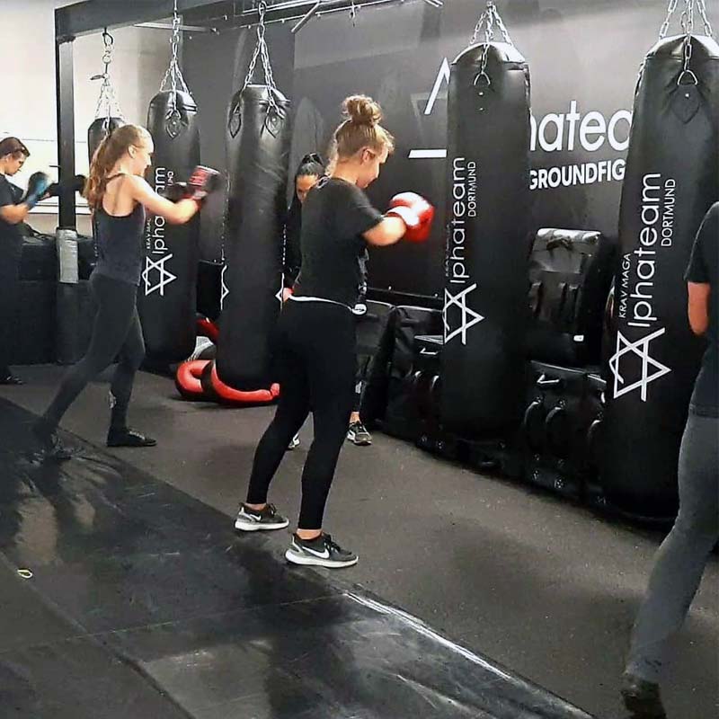Frauen beim Boxtraining im Alphateam Dortmund an Sandsäcken