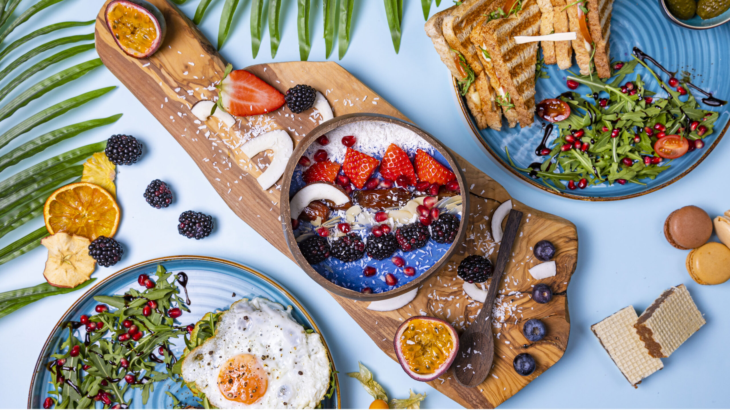 Farbenfrohes Brunch-Arrangement mit Smoothie-Bowl, Spiegelei, Sandwiches und exotischen Früchten bei Die Brunchery Dortmund