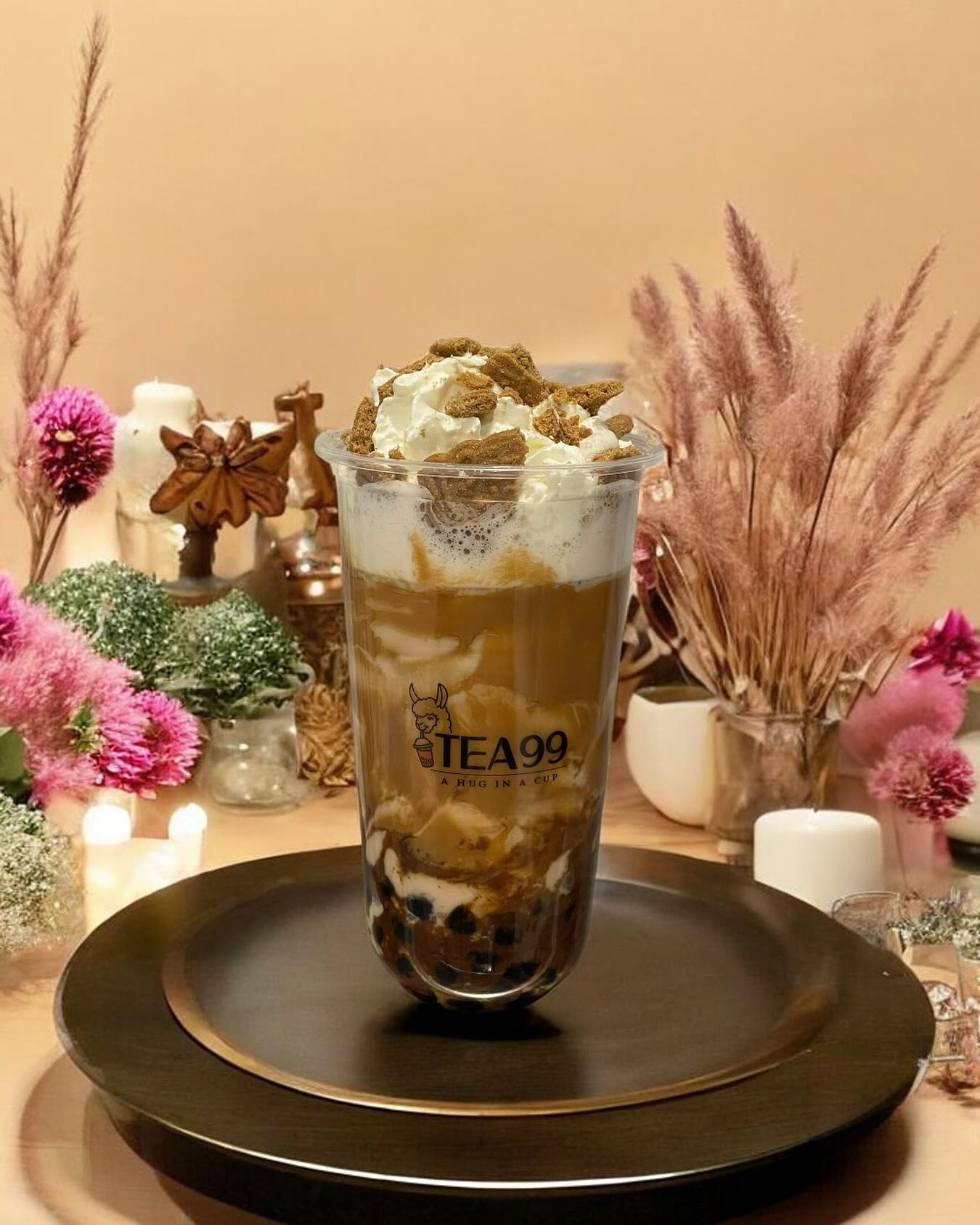 Kunstvoll angerichteter Bubble Tea von Tea99 Frankfurt mit Sahne, Tapiokaperlen und Keksstücken, dekoriert in einem liebevoll gestalteten Ambiente