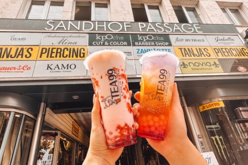 Zwei bunte Bubble Tea Getränke von Tea99 Frankfurt werden vor der Sandhof Passage in die Kamera gehalten