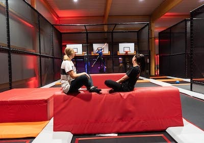 Zwei Personen auf einem Trampolin in der Freizeitwelt Sauerland