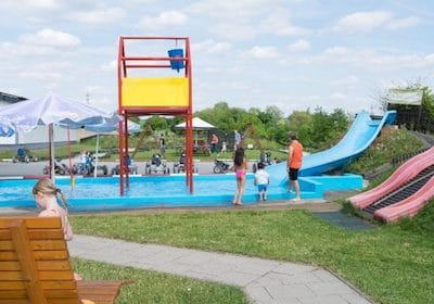 Kinder spielen auf einem Wasserspielplatz in der Freizeitwelt Sauerland