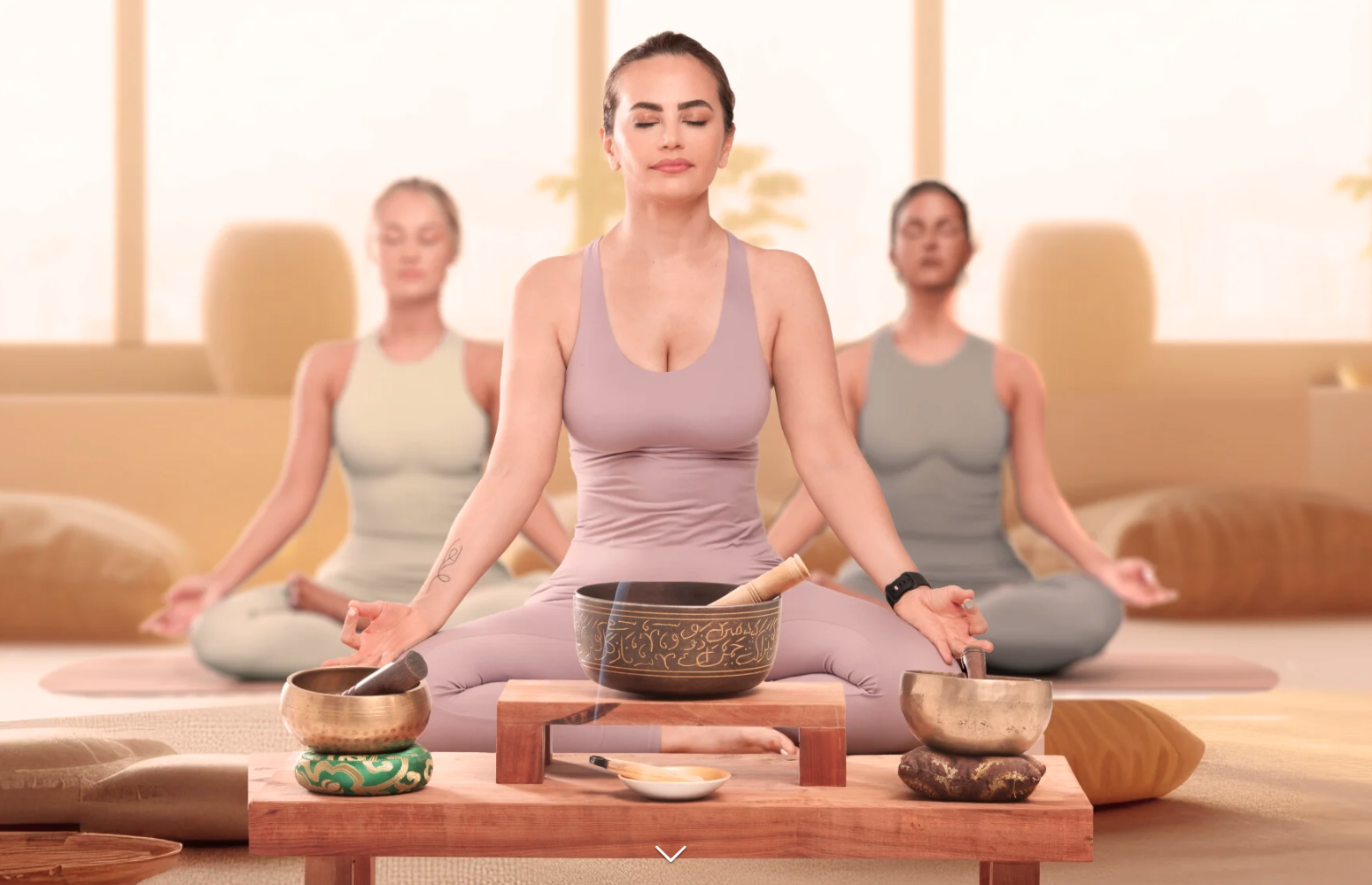 Gruppe beim Yoga und Meditation mit Klangschalen in einem ruhigen Studioambiente