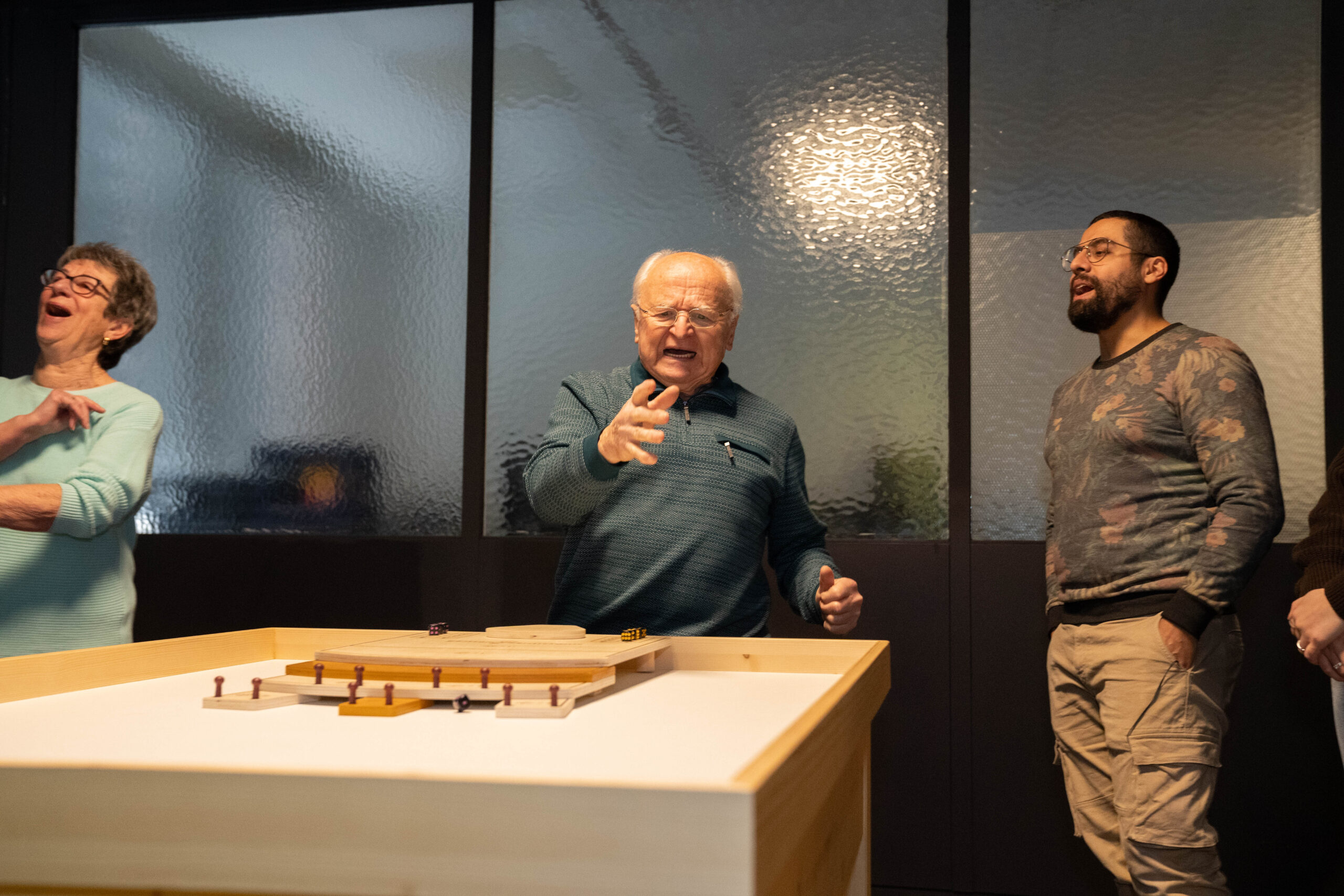 Zwei Männer stehen an einem großen Modell oder Prototyp in der Face Off GmbH in Rüsselsheim am Main und diskutieren engagiert