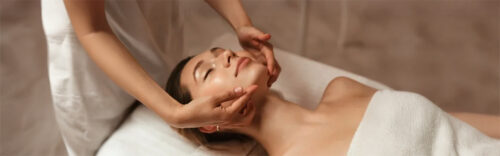 Gesichtsbehandlung mit Tiefenreinigung