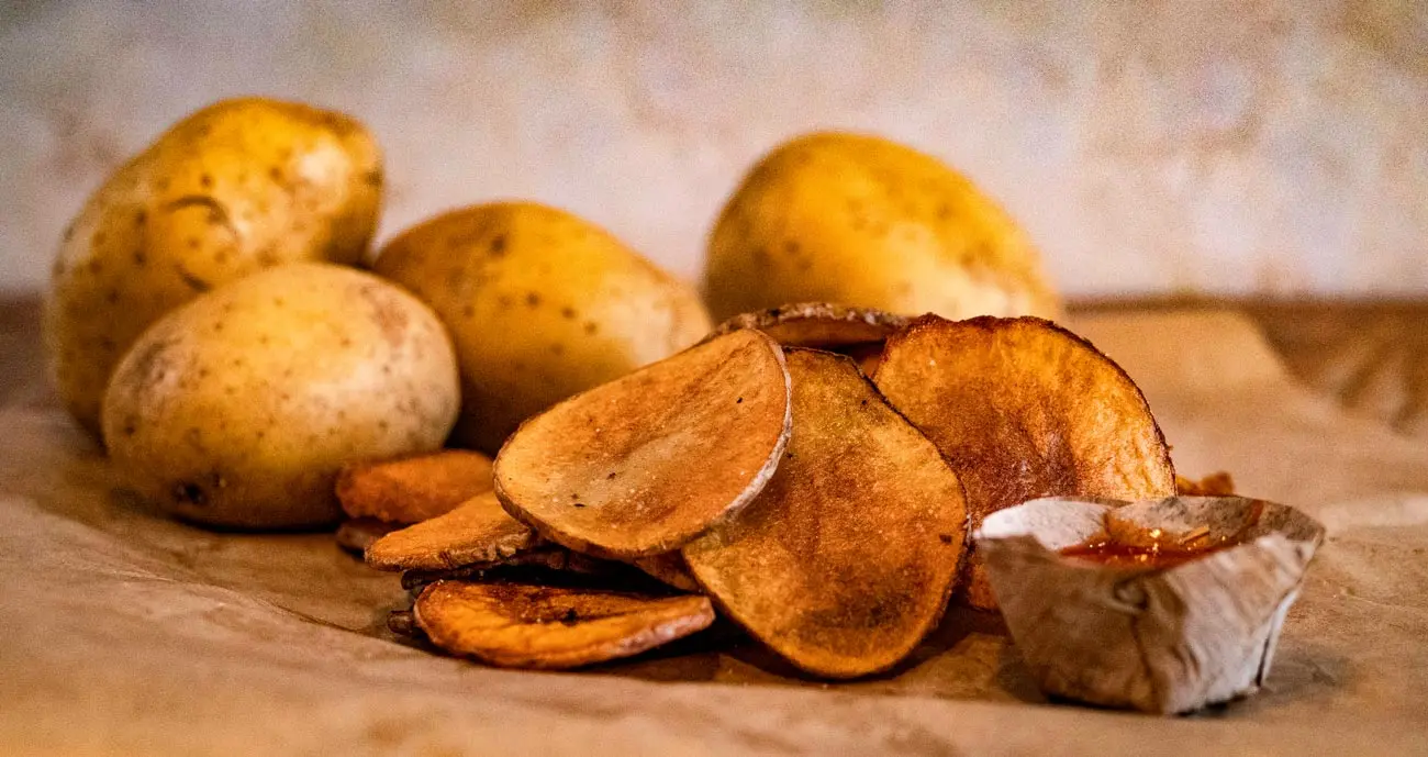 Hausgemachte Kartoffelchips aus frischen Kartoffeln mit Dip, serviert im Red Barn BBQ Restaurant