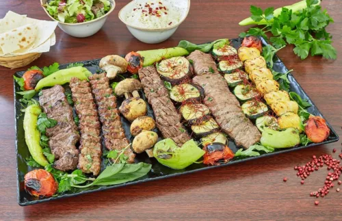 Orientalische Grillplatte im Shiraz Restaurant Darmstadt mit verschiedenen Spießen, gegrilltem Gemüse, Kräutern und Beilagen