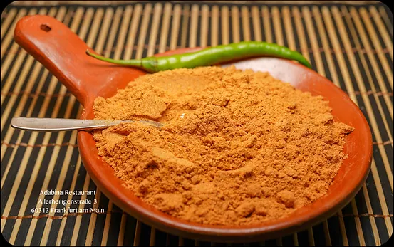 Gewürzmischung mit grünem Chili auf traditioneller Tonschale