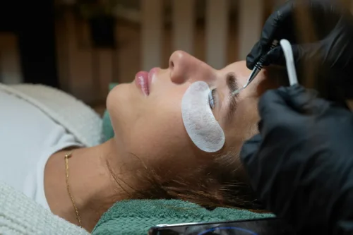 Frau erhält ein Augenbrauenlifting im Kosmetikstudio