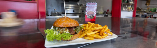 Frischer Burger mit Pommes im Burgerino Laubach Restaurant