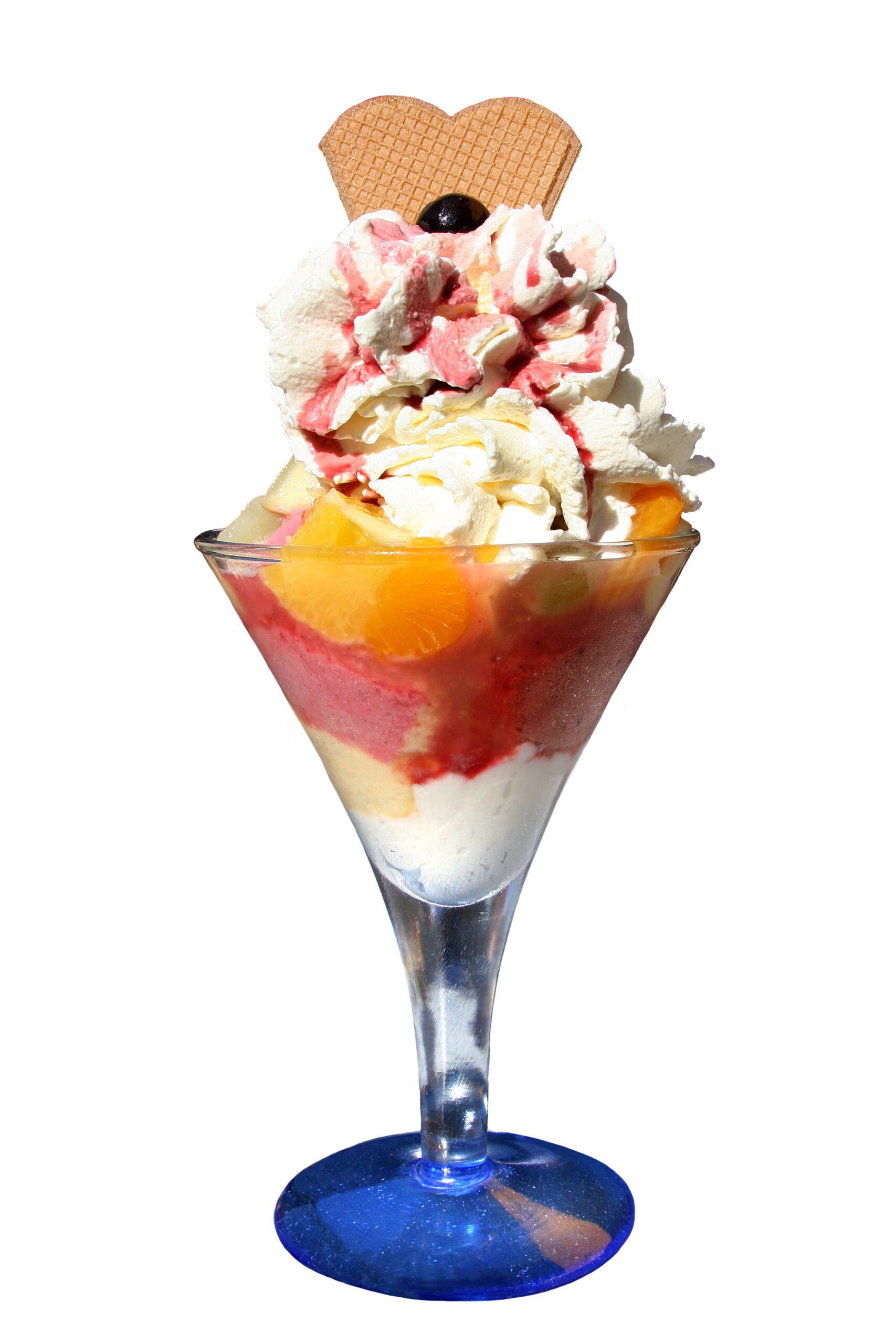 Bunter Eisbecher mit gemischtem Fruchteis, frischen Früchten, Sahne und Erdbeersoße