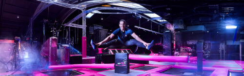 Sportler springt beim Twister-Element im Hi-Fly Herten Trampolinpark hoch in die Luft
