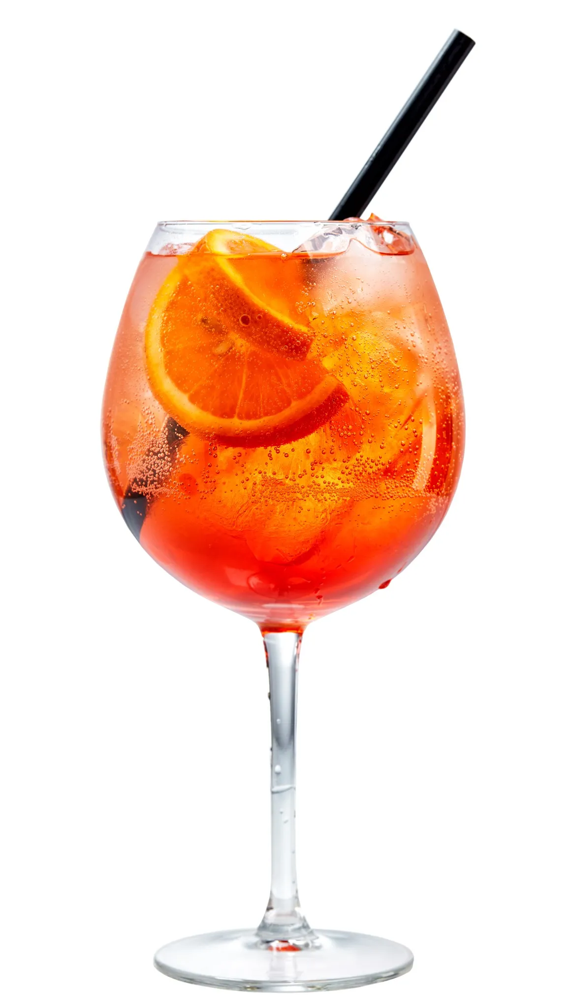 Glas Aperol Spritz mit Eiswürfeln und Orangenscheiben