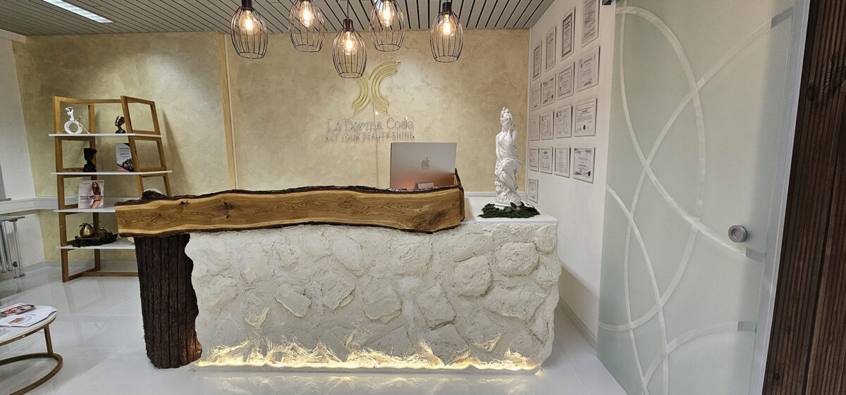 Moderner Empfangsbereich des Kosmetikstudios Le Derma Code in Bielefeld mit Naturstein-Design und Statue