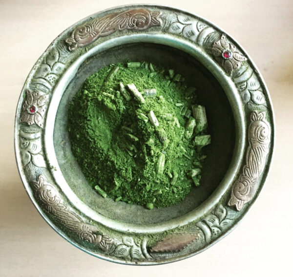 Traditionelles Matepulver in einer kunstvoll verzierten Schale bei Meta Mate Bar Berlin