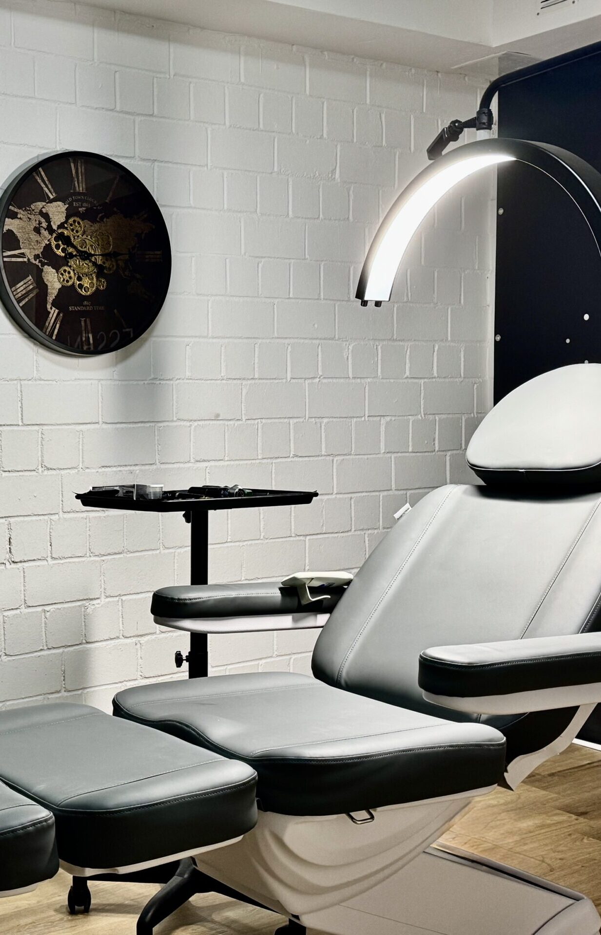 Moderner Behandlungsraum im SMP Vato Haarpigmentierungsstudio in Essen