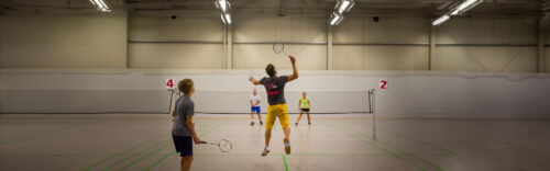 Gruppe von Sportlern beim Badmintonspiel in der Halle des Sportpoint Meckenheim
