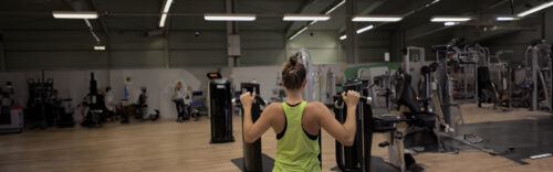 Frau beim Rückentraining an Geräten im Fitnessstudio Sportpoint Meckenheim