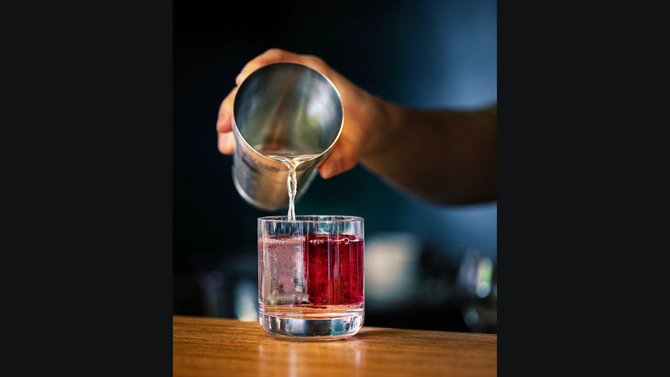 Cocktail wird in einem stilvollen Barambiente im Studio 32 Berlin eingeschenkt