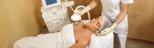 Frau bei einer kosmetischen Vakuum-Brustlifting-Behandlung im Beauty-Studio