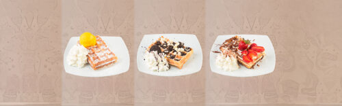 Drei verschiedene Waffel-Desserts mit Sahne, Eis und Toppings bei Dulce Chocolate & Ice Cream Frankfurt