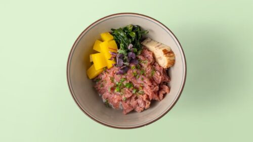 Donburi Bowl mit rohem Thunfisch, Mango, Gemüse und Reis im MASA Japanese Soulfood