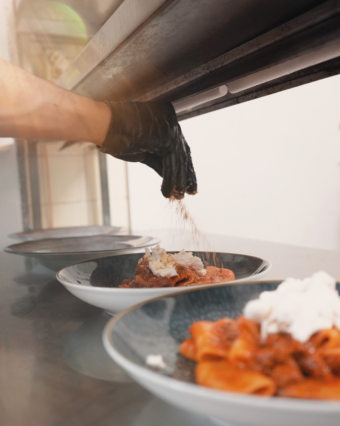 Anrichten eines Gänge-Menüs in der Küche der Alten Kanzlei Frankfurt