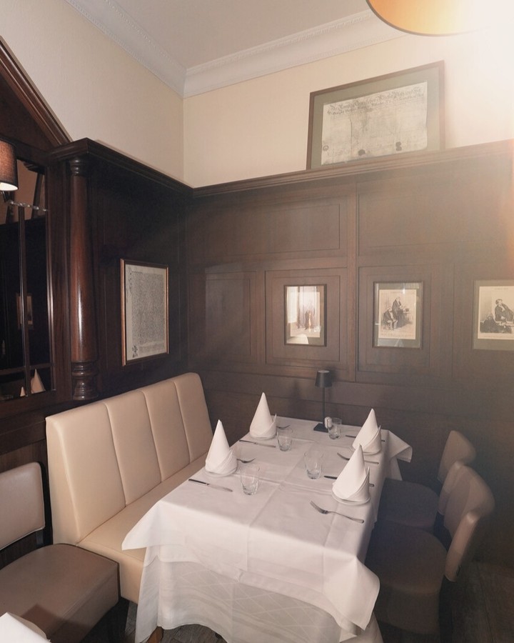 Stilvoll gedeckter Tisch im eleganten Gastraum der Alten Kanzlei Frankfurt