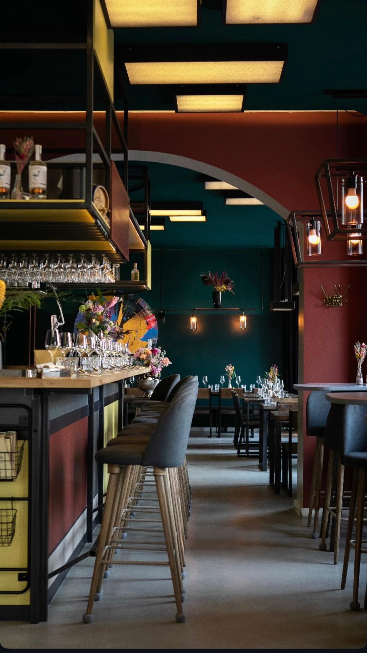 Blick auf die stilvolle Bar im Bonvivant Cocktail Bistro Berlin mit eleganter Einrichtung