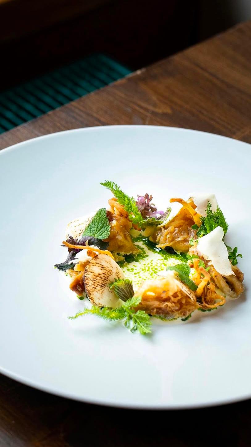 Feiner Menügang mit frischen Kräutern und Gemüse im Bonvivant Cocktail Bistro Berlin