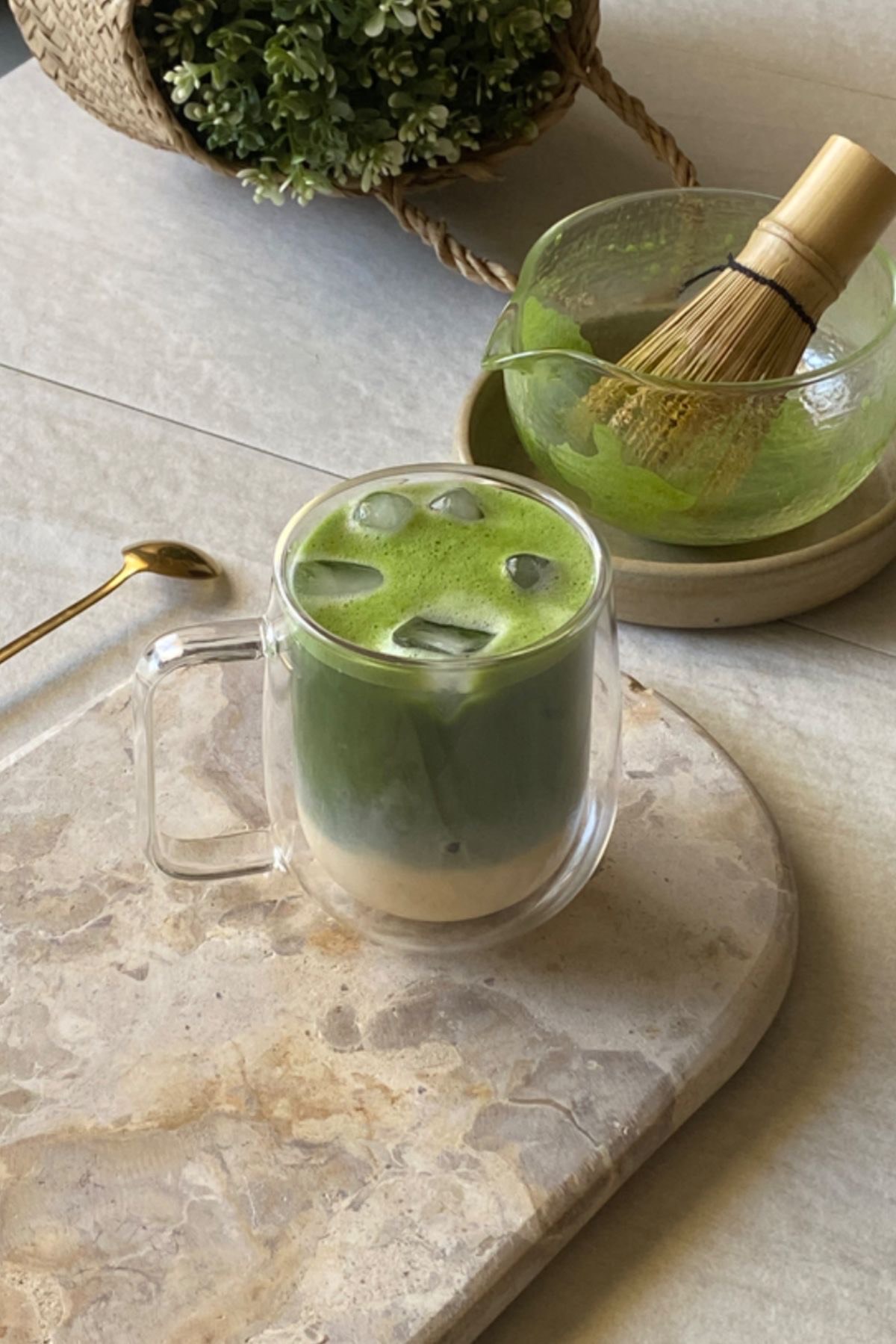 Erfrischender Iced Matcha Latte in einem doppelwandigen Glas bei The Head Concept in Essen