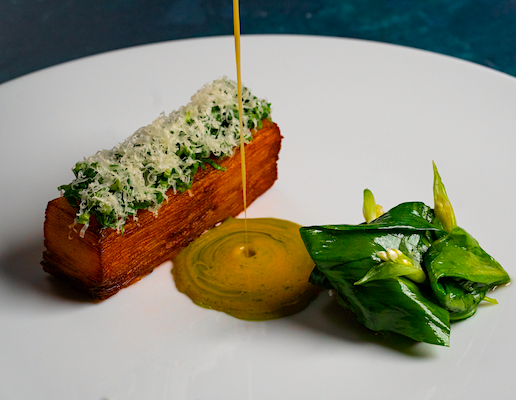 Fein angerichtetes Kartoffelgericht mit Bärlauch, Sauce und Käse im Bonvivant Cocktail Bistro in Berlin