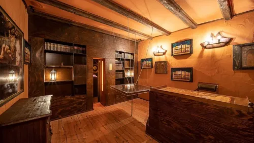 Escape Room Labyrintoom Berlin: Leonardo da Vinci’s Cabinet mit Holzboden, Bücherregalen und antikem Ambiente