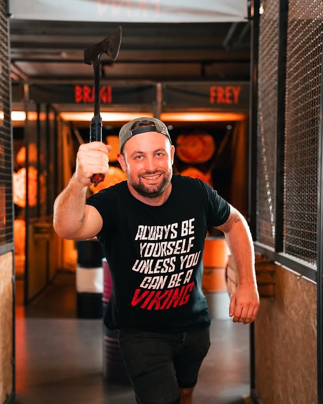 Mann mit Axt beim Axtwerfen in Weiterstadt bei Rage Axe, trägt ein schwarzes T-Shirt mit Viking-Spruch