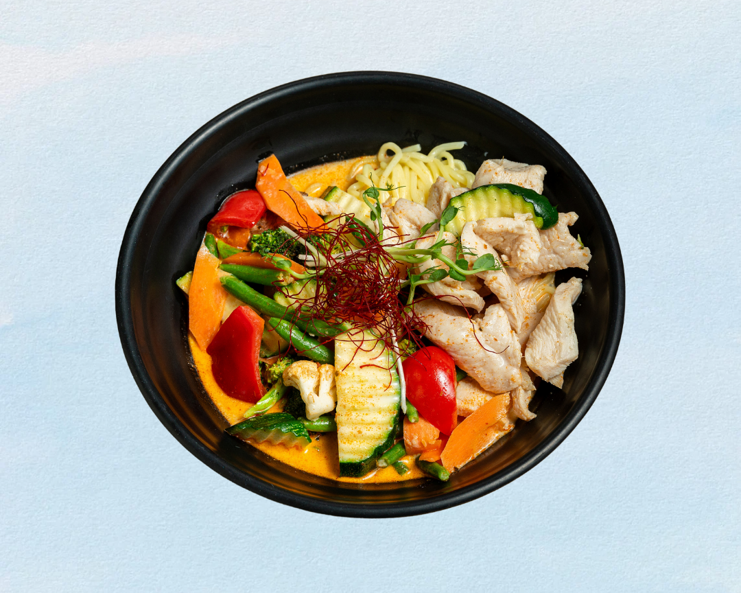 Ramen Bowl aus dem Ming Son Kitchen Dortmund – cremige Brühe mit Hähnchenstreifen, gebratenem Gemüse, Nudeln und frischen Kräutern