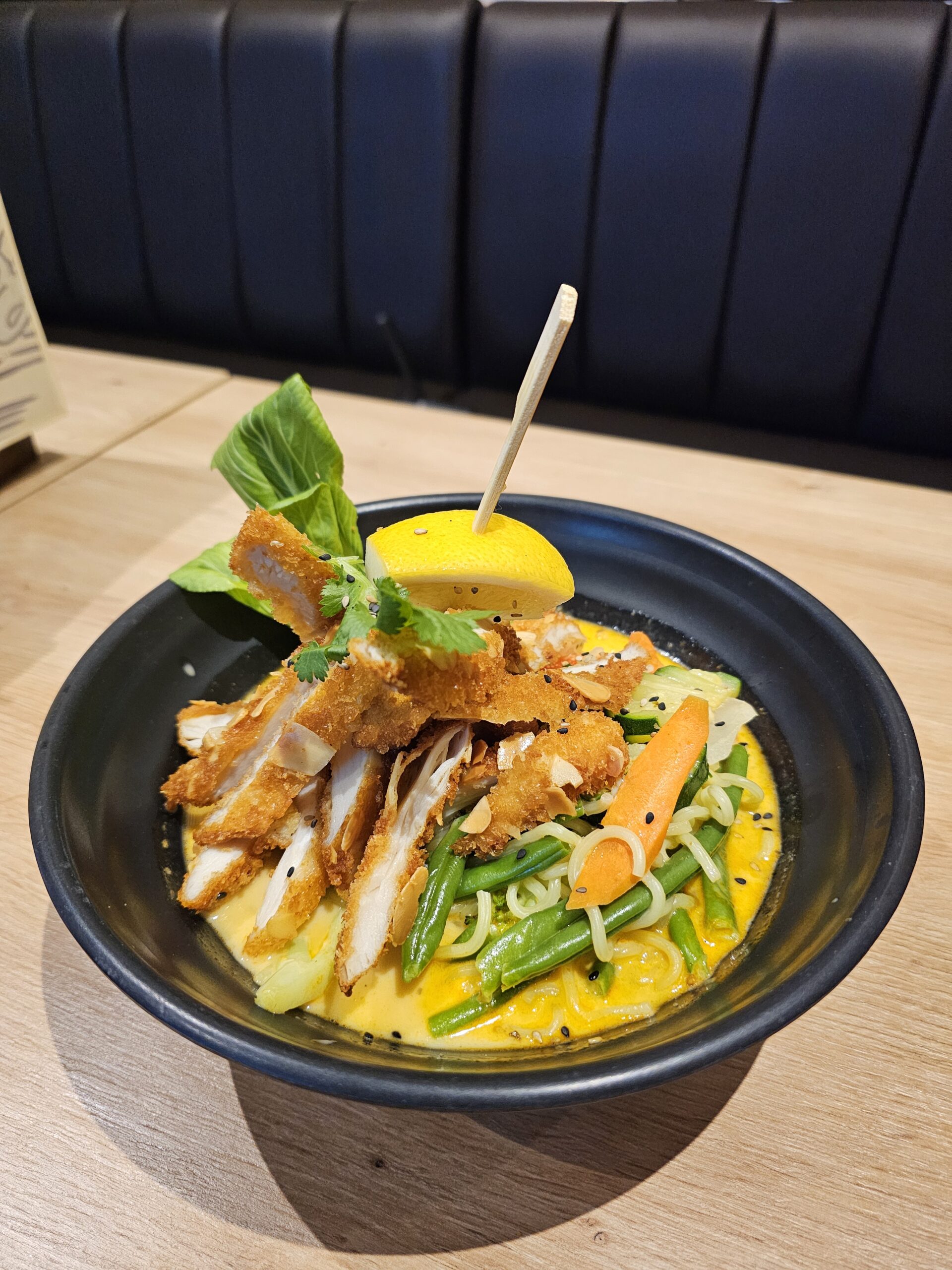 Ramen Bowl aus dem Ming Son Kitchen Dortmund – cremige Brühe mit gebratenem Hähnchen, frischem Gemüse, Limette und Kräutern