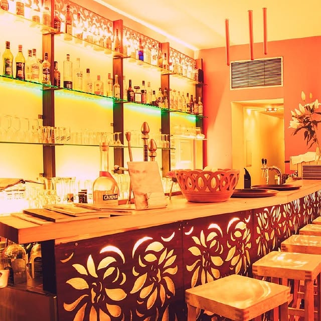 Stimmungsvoll beleuchtete Bar mit indischem Design im Restaurant Meena Kumari in Berlin
