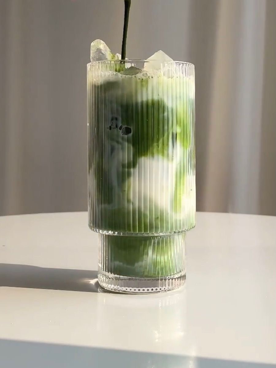 Erfrischender Iced Matcha Latte in einem doppelwandigen Glas bei The Head Concept in Essen