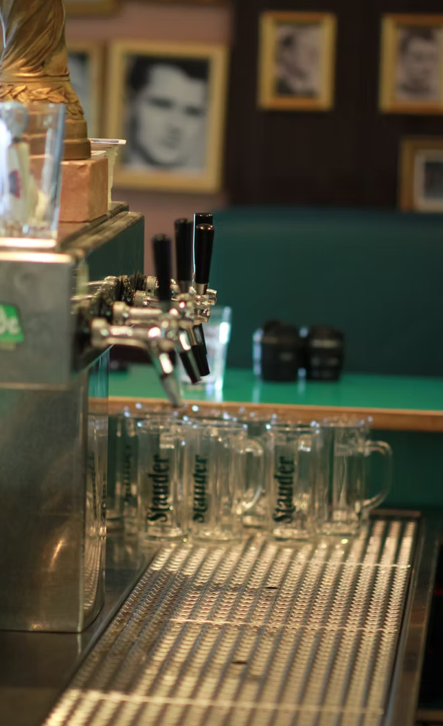 Zapfanlage mit frisch gespülten Biergläsern in der 11 Freunde Bar Essen