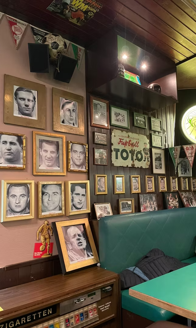 Retro-Einrichtung mit Fußballlegenden in der 11 Freunde Bar in Essen